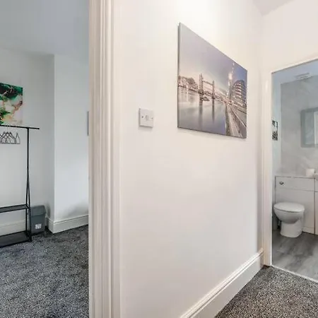 16pt1 - Spectacular In Armley Homestay